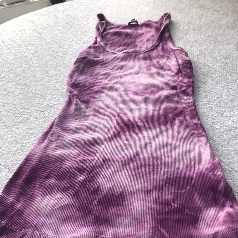 Kismet small tye-dye like muscle tee. Body fitting tee, longer than usual